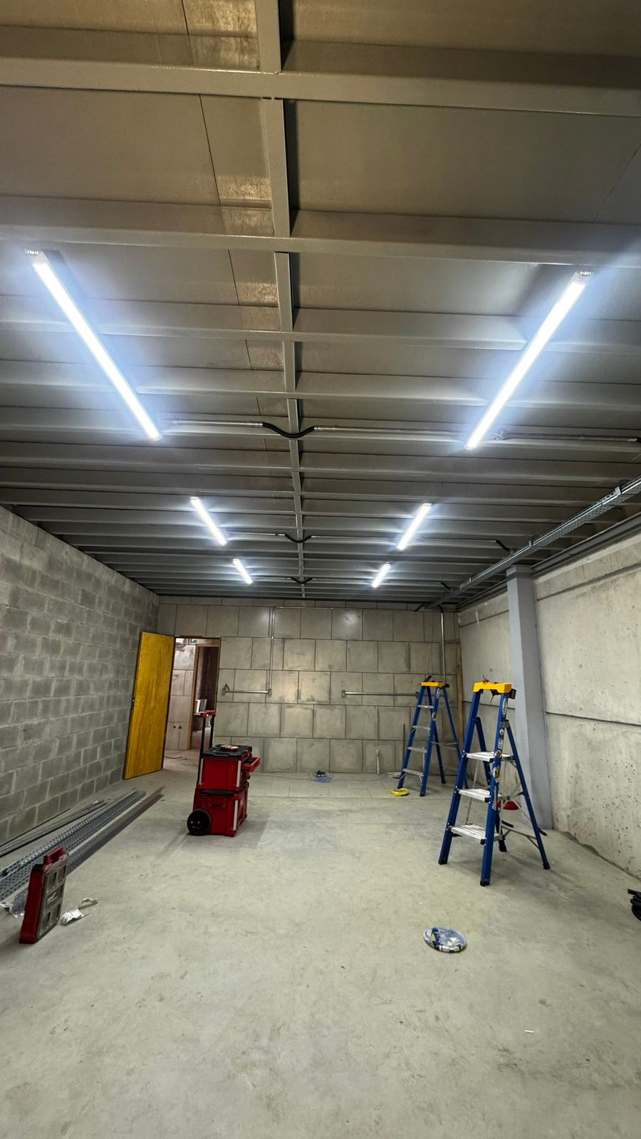 Iluminação LED industrial instalada em galpão